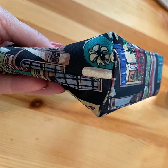 🎄🎅🏻Nicole Miller Silk Christmas Print Makeup Case EUC - Picture 9 of 15